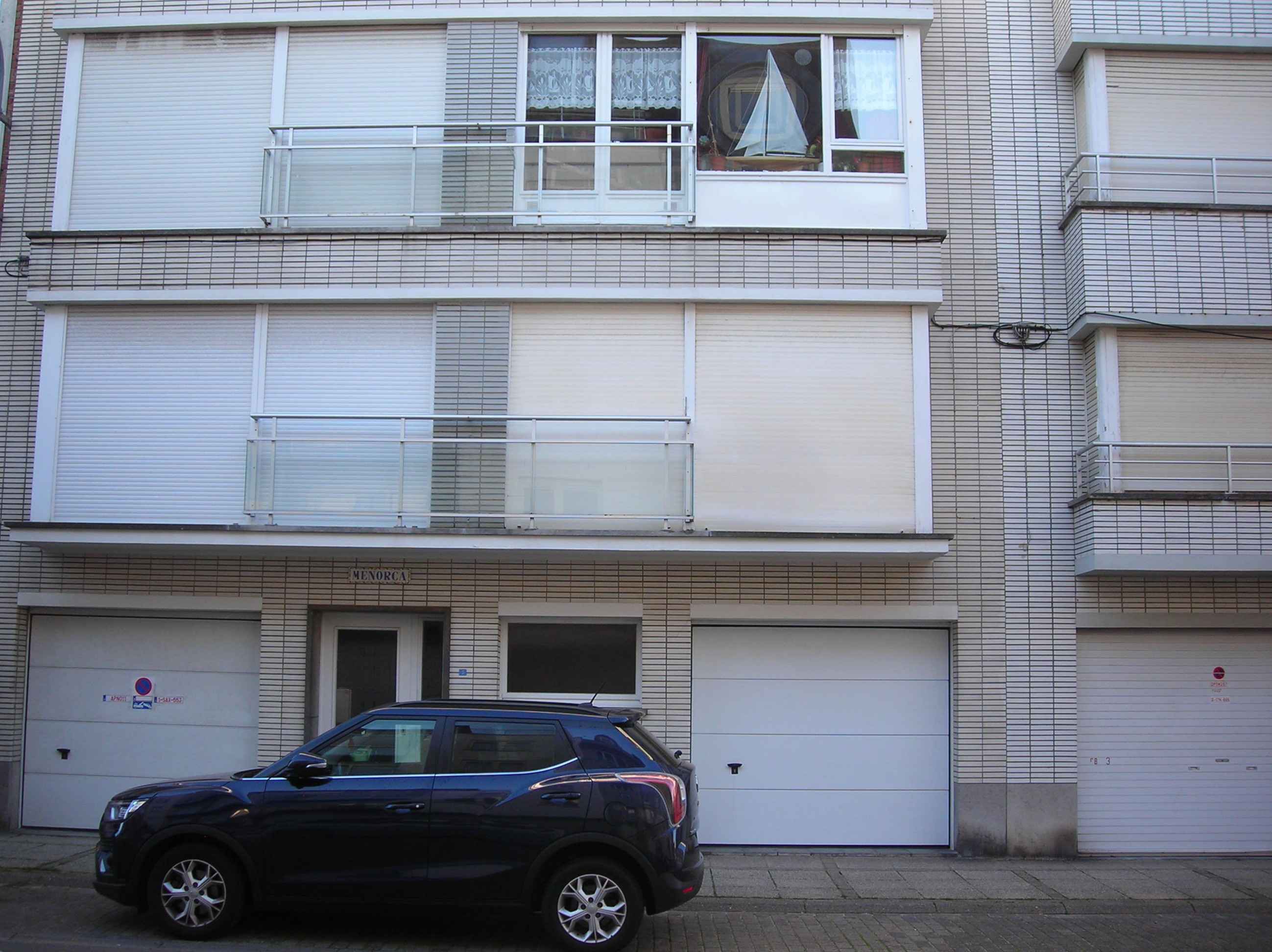 Porte d'entr&eacute;e qui donne acc&egrave;s aux garages