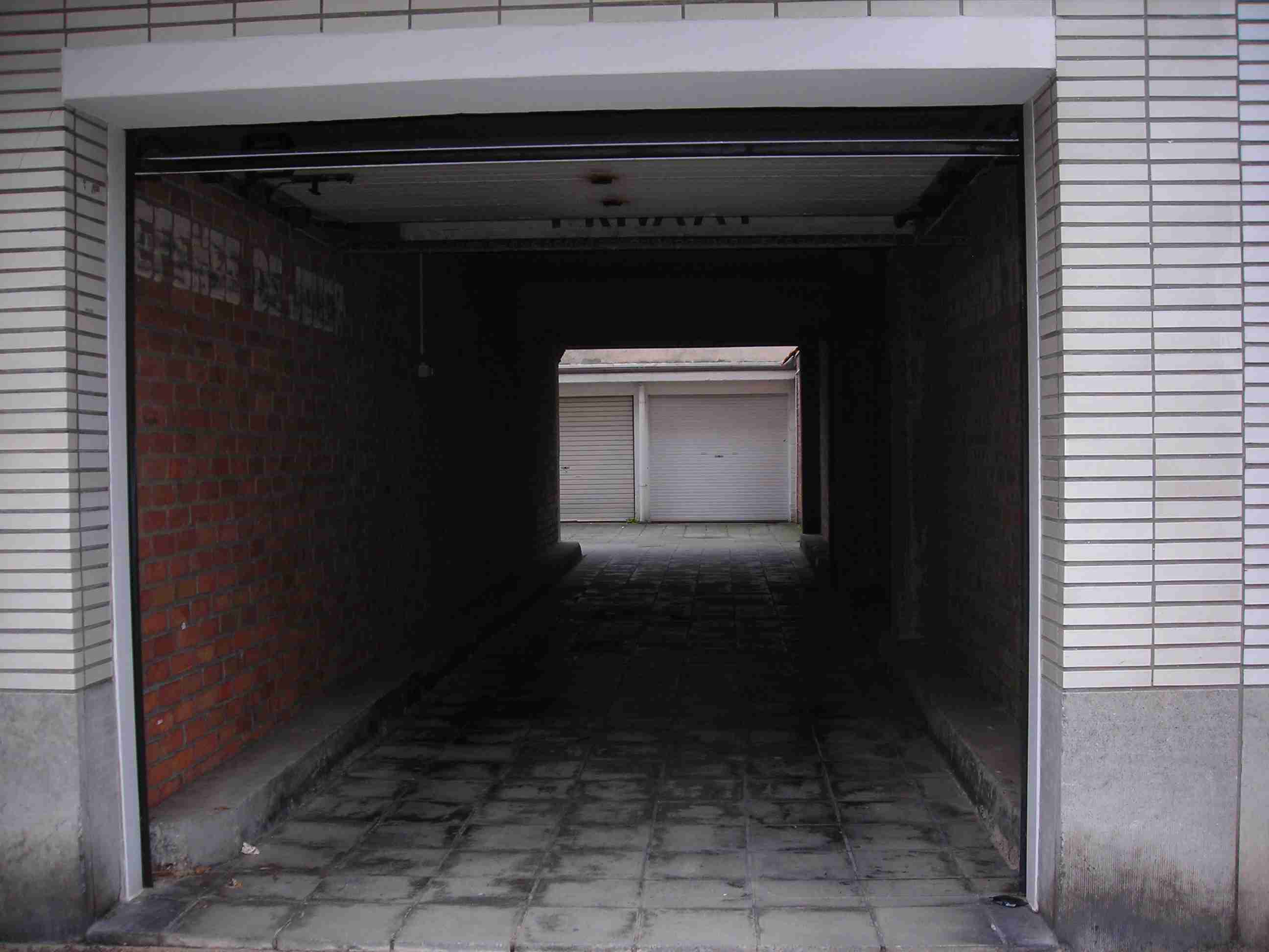 Toegangsweg naar de garages